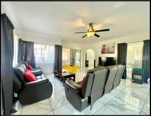 6 BEDROOM HOUSE FOR SALE IN MULBARTON